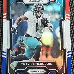 Carte à collectionner Panini Prizm Football 2023 | #138 Travis Etienne Jr. | Jacksonville Jaguars | Parallel Red White & Blue | Game Over Trading Cards | Site de vente en ligne de cartes à collectionner NFL & football américain. Trading cards Panini - Topps - Donruss