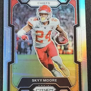 Carte à collectionner Panini Prizm Football 2023 | #150 Skyy Moore | Kansas City Chiefs | Parallel Silver Prizm | Game Over Trading Cards | Site de vente en ligne de cartes à collectionner NFL & football américain. Trading cards Panini - Topps - Donruss