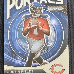 Carte à collectionner Panini Prizm Football 2023 | PO-7 Justin Fields | Chicago Bears + Ohio State Buckeyes | Insert Portals Prizm | Game Over Trading Cards | Site de vente en ligne de cartes à collectionner NFL & football américain. Trading cards Panini - Topps - Donruss