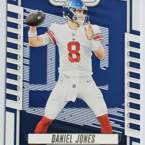 #27 Daniel Jones | New York Giants Panini Absolute Football 2023 | Game Over Trading Cards | Site de vente en ligne de cartes à collectionner de football américain (NFL). Trading cards Panini - Topps - Donruss