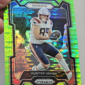 Panini Prizm Football 2023 | #201 Hunter Henry | New England Patriots | Parallel Neon Green Pulsar Prizm