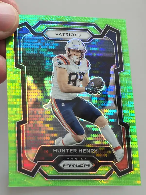 Panini Prizm Football 2023 | #201 Hunter Henry | New England Patriots | Parallel Neon Green Pulsar Prizm