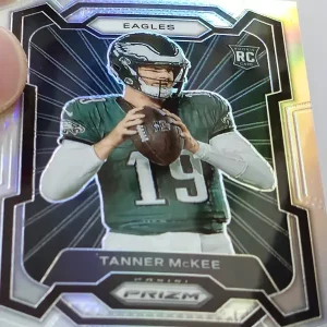 Panini Prizm Football 2023 | #319 Tanner McKee | Philadelphia Eagles | Parallel Variation Silver Prizm | Carte Rookie